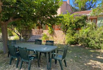 Maison proven  ale en campagne    Eguilles has Balcony rooms