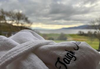 Taigh Mara(Marine House) 2 bed Apartment allows 18 year olds to book a room