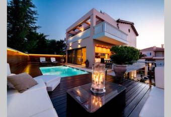 Villa Occasus has Balcony rooms