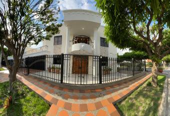 Casa Blanca Incre  ble (Casa Completa) has Balcony rooms