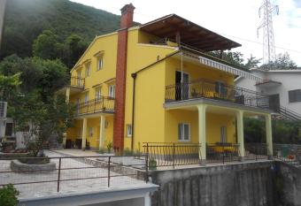 Apartments VESNA has Balcony rooms