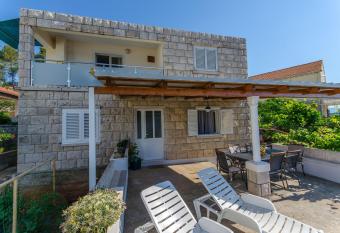 Apartment Doma has Balcony rooms