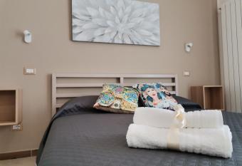 Le M  tro allows 18 year olds to book a room