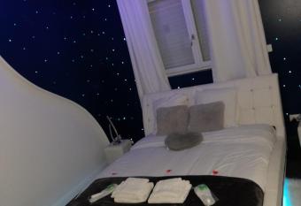 Chambres 2 caps allows 18 year olds to book a room