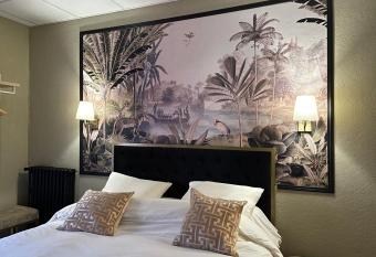 Coco Marco H  tel allows 18 year olds to book a room