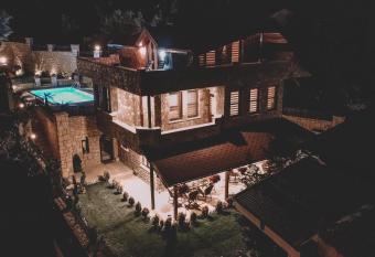 Ta   villa has Balcony rooms