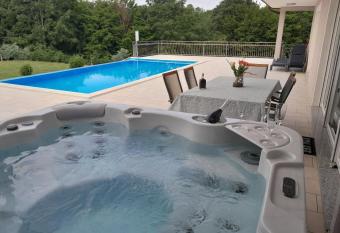 Villa Heaven Green has Balcony rooms