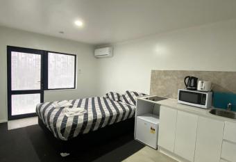 Sunshine Motel has rooms with a private hot tub