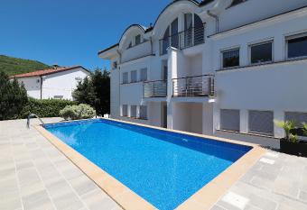 Sea view apartment in I  i  i allows 18 year olds to book a room