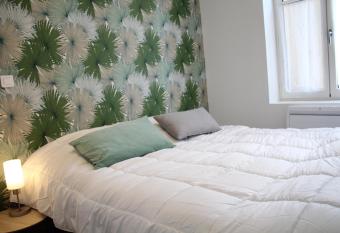 Coconut Studio RDC centre historique allows 18 year olds to book a room