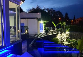 Modern Penthouse and Jacuzzi Apartments has rooms with a private hot tub