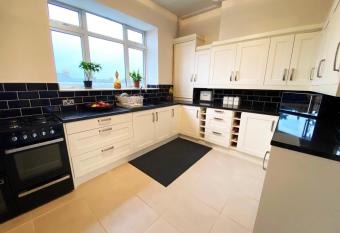 Elegant Apartment allows 18 year olds to book a room