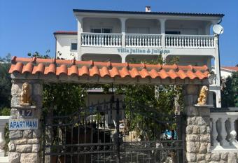 Villa Julian & Juliana has Balcony rooms