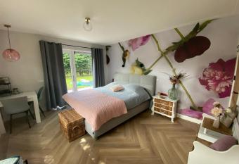 Paauwze has Balcony rooms