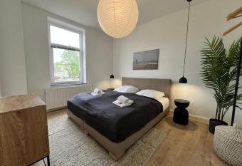 FLATLIGHT - Stylish apartment - Kitchen - Parking - Netflix allows 18 year olds to book a room