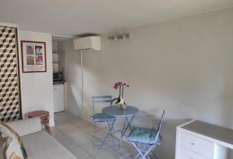 La Glycine Trop  zienne allows 18 year olds to book a room