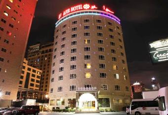 Al Safir Hotel allows 18 year olds to book a room