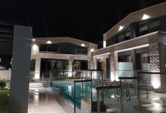 Amalia Deluxe Villas has Balcony rooms