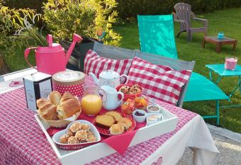 O Douceurs Sucr  es Cabourg has Balcony rooms