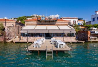 Villa Pietra allows 18 year olds to book a room