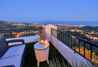 Poseid  n M  laga Apartamento de Lujo has rooms with a private hot tub