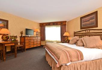 Best Western Plus Kelly Inn & Suites has rooms with a private hot tub