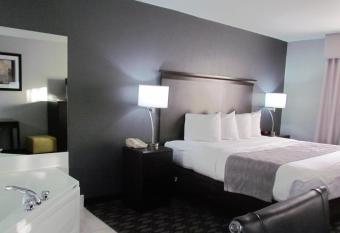 Oak Hill Inn & Suites has rooms with a private hot tub