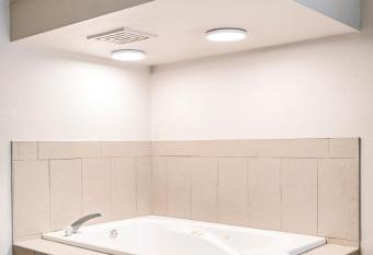 Country Inn & Suites by Radisson, Appleton, WI has rooms with a private hot tub