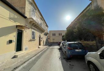 AFFITTACAMERE CRISPI 2.0 has Balcony rooms