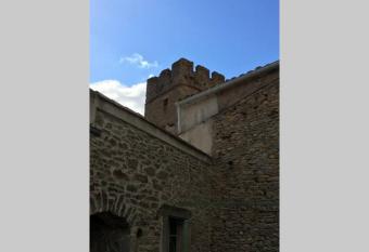 Le Petit Ormeau attenant    la Tour du Portail Neuf allows 18 year olds to book a room