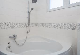 Salvia apartment , from the beach 200 m has rooms with a private hot tub