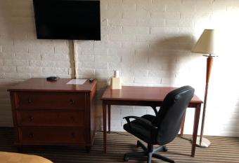 Knights Inn Dayton North Airport allows 18 year olds to book a room