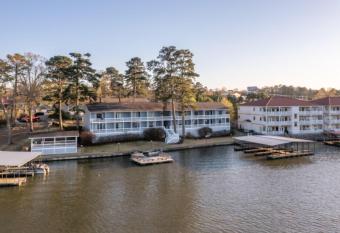 The Hamilton o Lakefront & Studio Suites has Balcony rooms