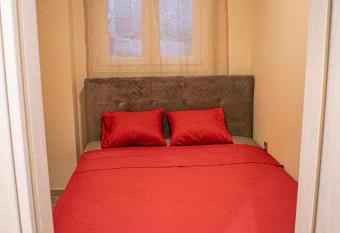 Comfortable apartment near Athens Airport!! has Balcony rooms