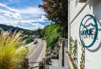 La Vue g  te familial has Balcony rooms