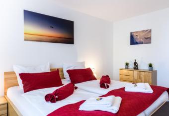 Apartment Eastside mit 3 Zimmern f  r bis zu 5 Personen mit Balkon allows 18 year olds to book a room