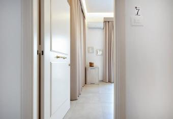 Palazzo San Lazzaro - Jacuzzi Rooms & Suites SIT has rooms with a private hot tub