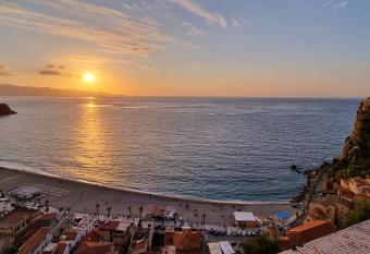 Casa Vacanze Matteotti di Scilla allows 18 year olds to book a room