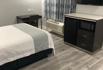 Travelodge Inn & Suites by Wyndham West Covina has rooms with a private hot tub