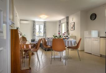 Crni ma  ak has Balcony rooms