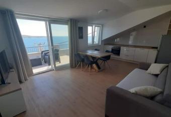 Brand new apartment Zavala 2, 2 min utes to beach has Balcony rooms