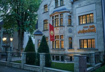 Hotel Villa Achenbach allows 18 year olds to book a room