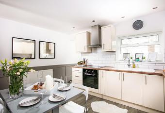 Bijoux Plymouth Cottage - Sleeps 6 - By Habita Property has Balcony rooms