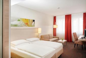 H+ Hotel M  nchen allows 18 year olds to book a room