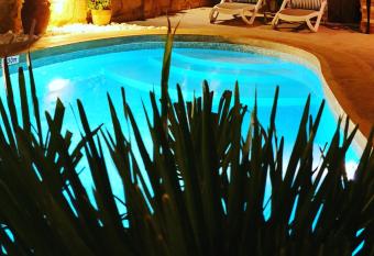 Bedroom Buddha con bagno esterno allows 18 year olds to book a room