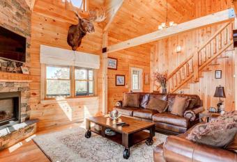 OE Beautiful modern log home on 17 acres, private, views, fire pit, Ping Pong, AC has Balcony rooms