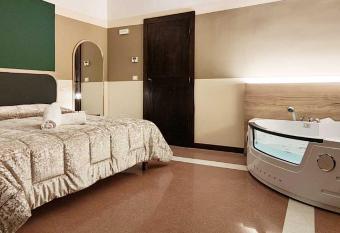 San Marciano Luxury Rooms has rooms with a private hot tub