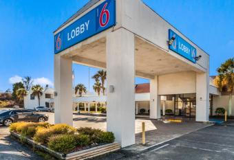 Studio 6 Florence Sc has Smoking rooms