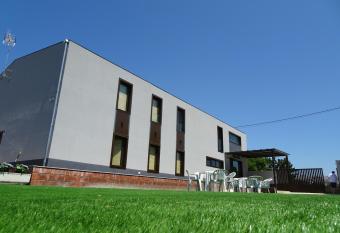 Albergue Santiago 15 Monforte allows 18 year olds to book a room