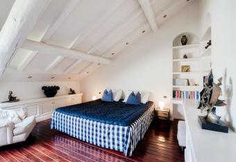 Exclusive Penthouse - by MyHomeInComo allows 18 year olds to book a room